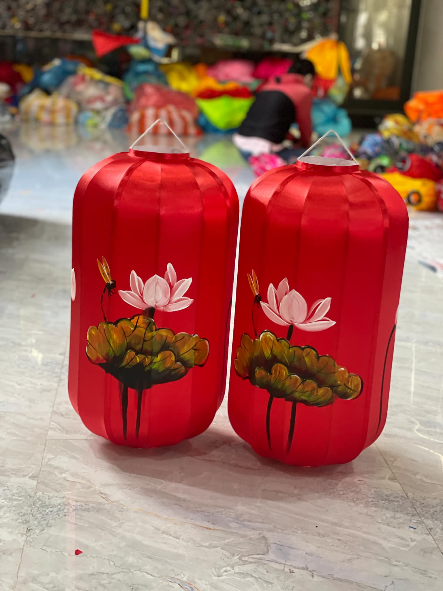 Đèn lồng trụ vẽ hoa sen - Ảnh 2