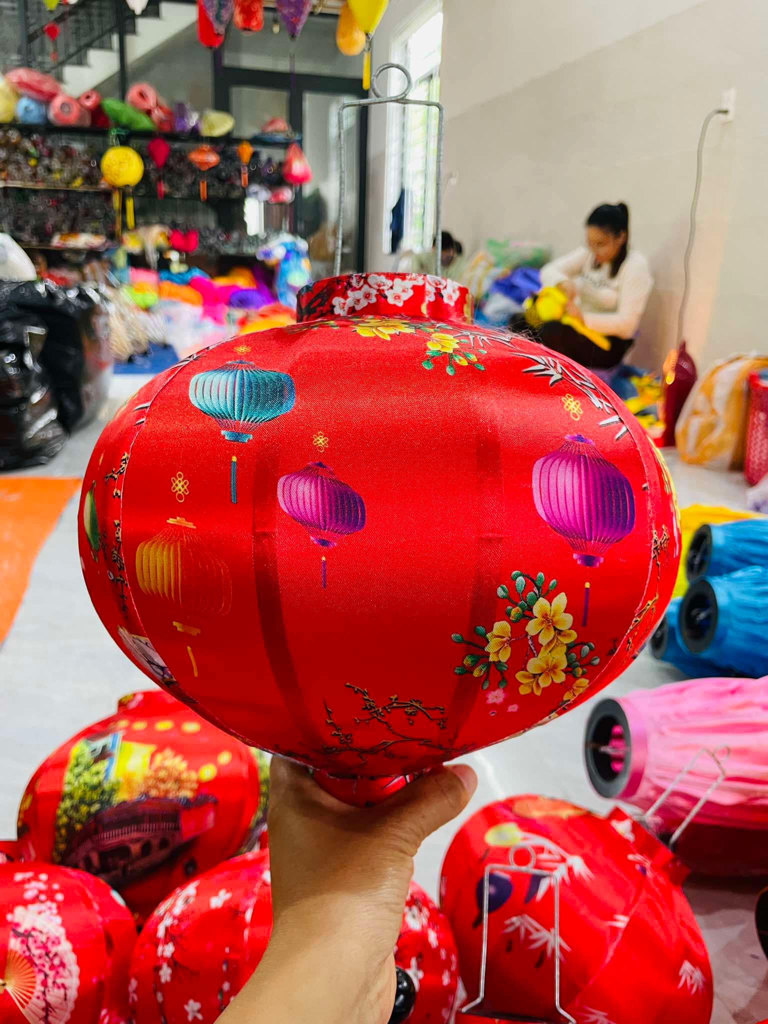 Đèn lồng tròn hoa văn đỏ - Ảnh 2
